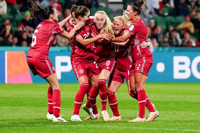 Dinamarca vence China ao cair do pano