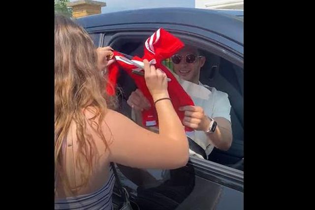 A reação de Raúl Jiménez a autografar camisola do... Benfica (vídeo)