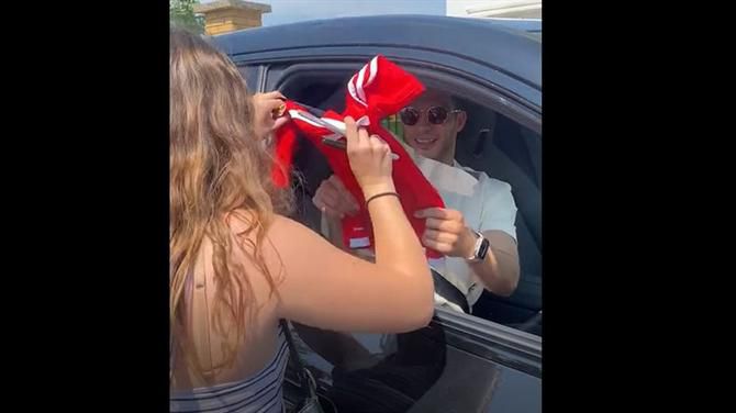 A reação de Raúl Jiménez a autografar camisola do... Benfica (vídeo)