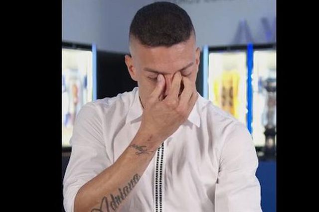 As lágrimas de Uribe nas últimas labaredas como dragão (vídeo)