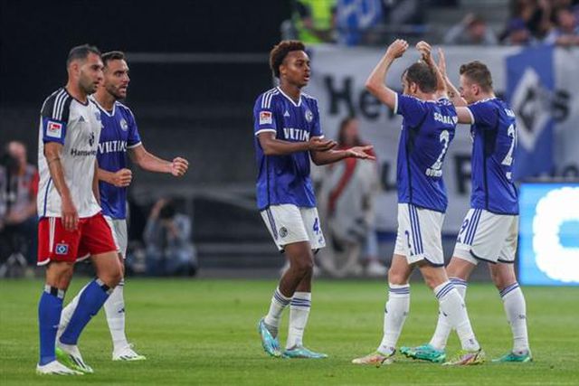 Oito golos, três anulados e um vermelho: Bundesliga 2 abriu com loucura entre históricos