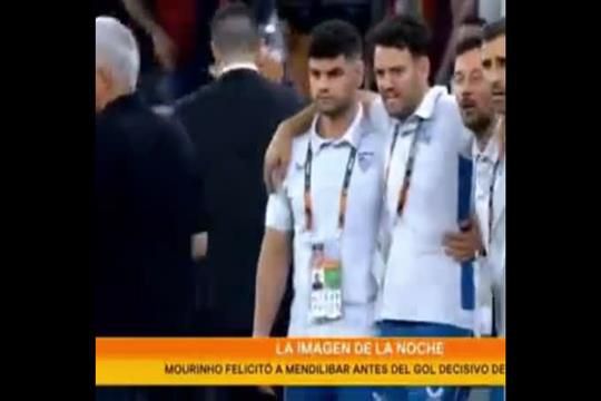 Mourinho deu os parabéns ao treinador do Sevilha antes do penálti decisivo