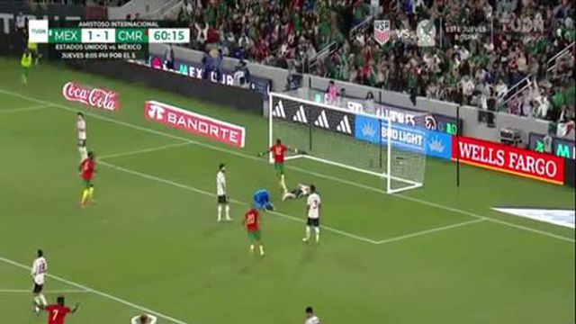 Incrível: Guarda-redes do México aos papéis e sofre golo caricato