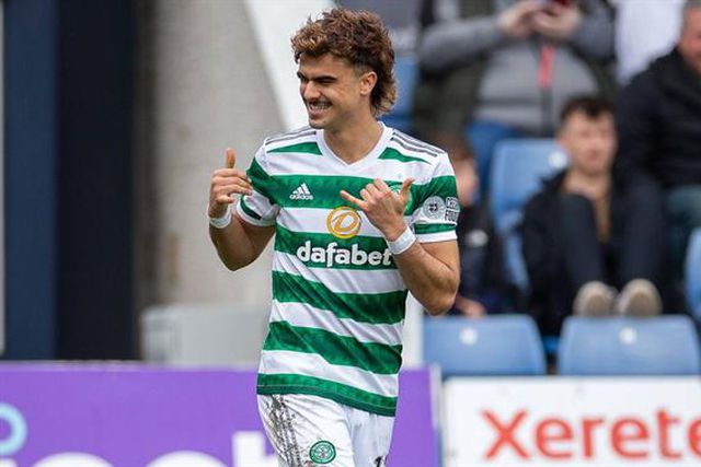 Jota vibrou com o título das águias (e vestido a rigor) - veja a foto