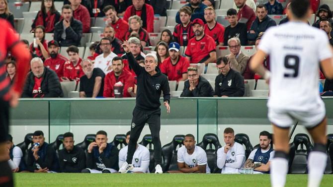 Luís Castro premeia jogadores com folgas no meio da «violência gostosa que é o Brasileirão»