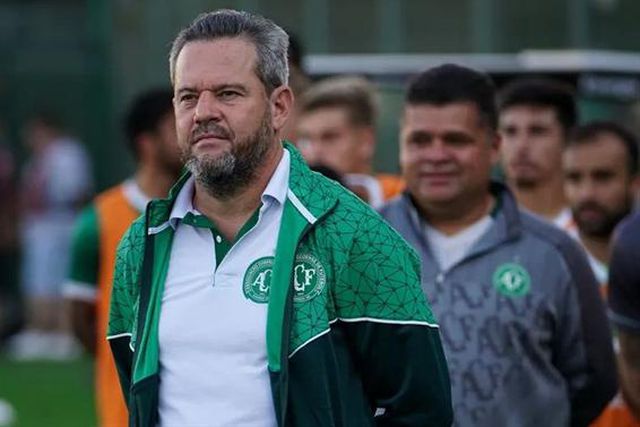 Argel durou 10 jogos na Chapecoense: «Futebol é assim, corta-se a cabeça de um»