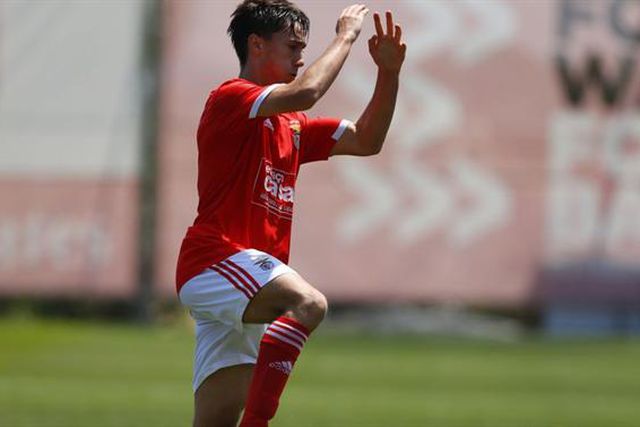 Benfica goleia no dérbi e afasta Sporting da luta pelo título