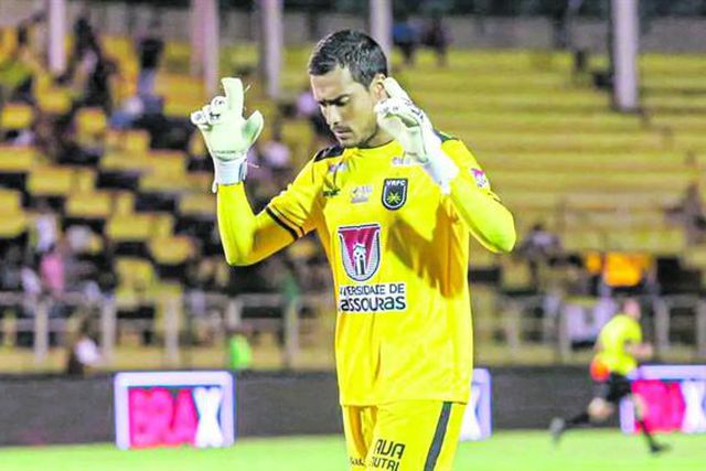 Vinícius Dias chega para a baliza