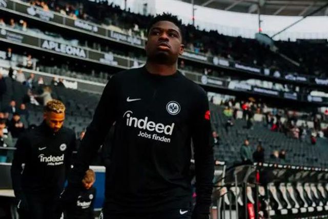 Médio formado no PSG muda-se a título definitivo para o Eintracht Frankfurt
