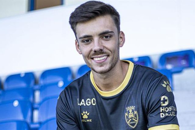 João Castro para o meio-campo