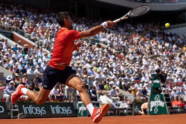 Roland-Garros: Djokovic dá a volta a Khachanov rumo às ‘meias’