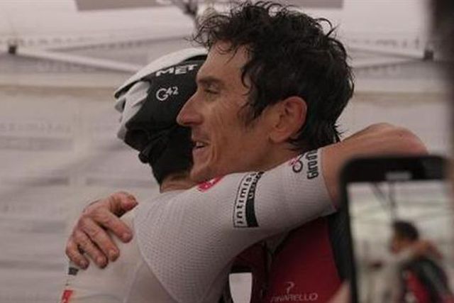 «Isto é ciclismo»: Geraint Thomas o primeiro a abraçar João Almeida (vídeo)