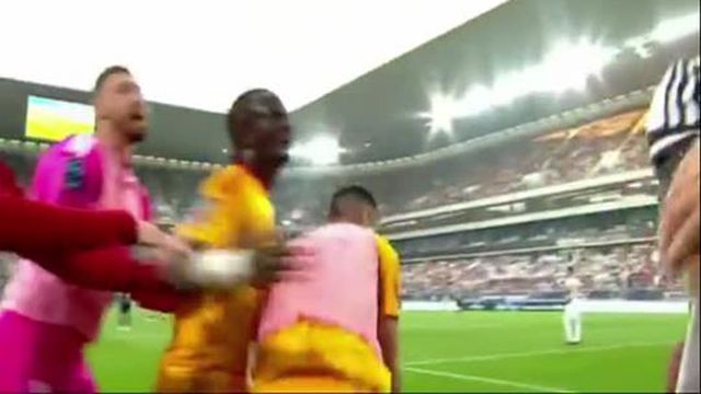 Adepto empurra jogador e jogo é dado como terminado