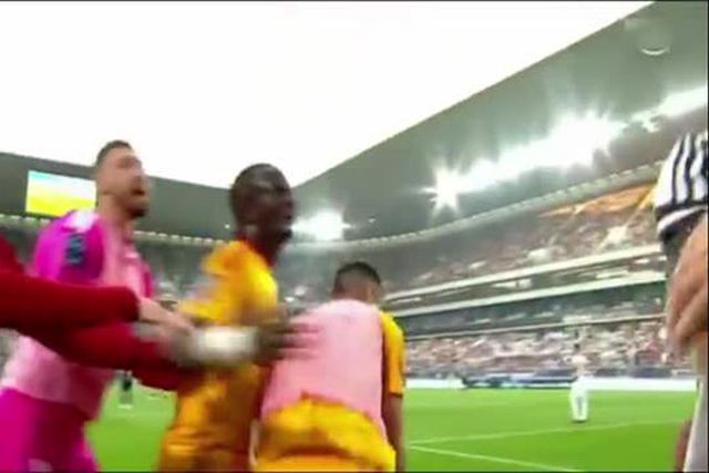 Adepto empurra jogador e jogo é dado como terminado