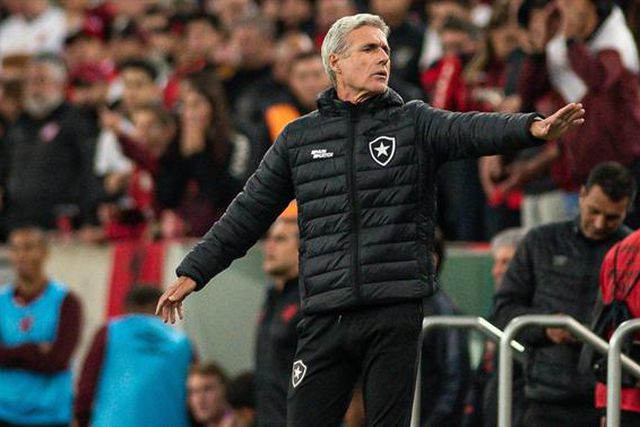 Botafogo empata no Equador e continua líder mas tem de fazer contas