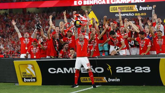 O momento em que Otamendi levanta a taça de campeão nacional (vídeo)