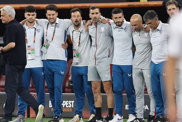 Mourinho deu os parabéns ao treinador do Sevilha antes do penálti decisivo (vídeo)