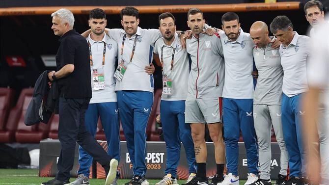 Mourinho deu os parabéns ao treinador do Sevilha antes do penálti decisivo (vídeo)