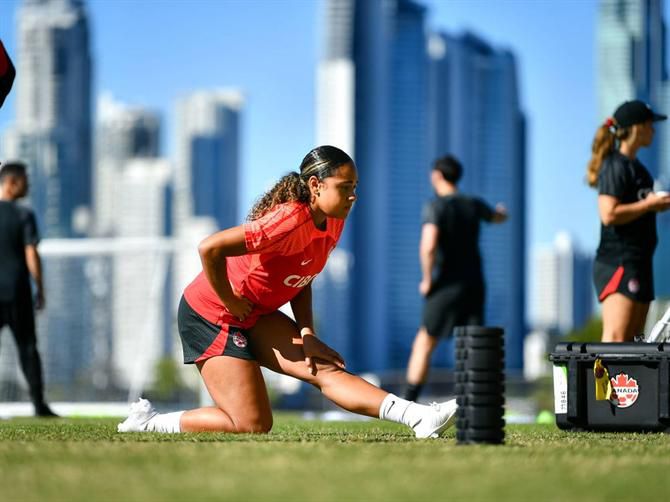 Oficial: Sporting contrata internacional canadiana