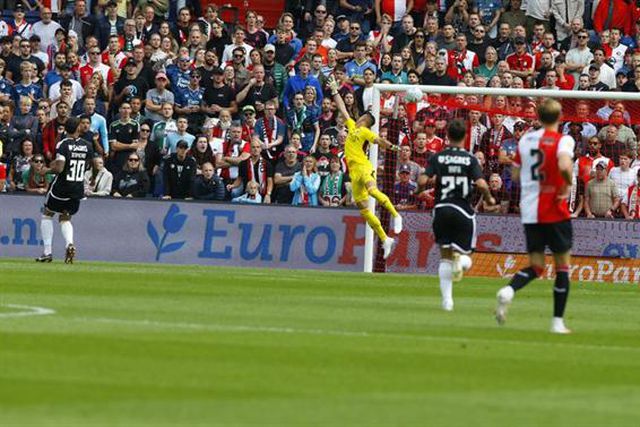 Perda de bola de Ausrnes e o Feyenoord inaugura o marcador (vídeo)