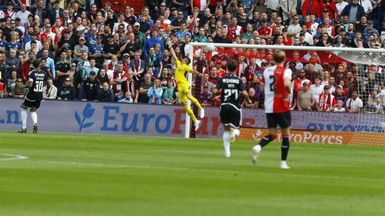 Perda de bola de Ausrnes e o Feyenoord inaugura o marcador (vídeo)