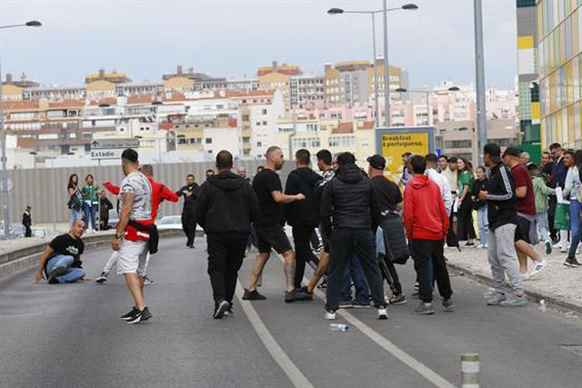Confrontos entre adeptos e tiros para o ar (fotogaleria)