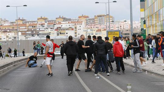 Confrontos entre adeptos e tiros para o ar (fotogaleria)