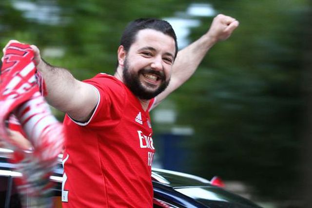 Envie-nos as suas fotos da festa do título!