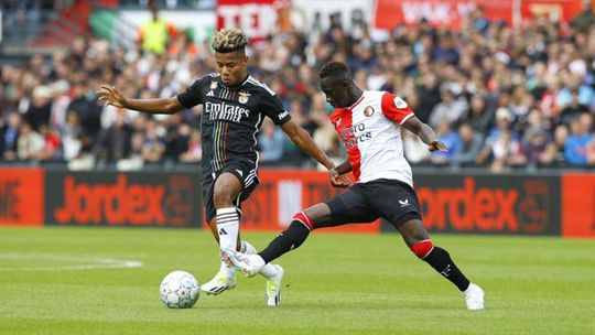 Neres assobiado em Roterdão