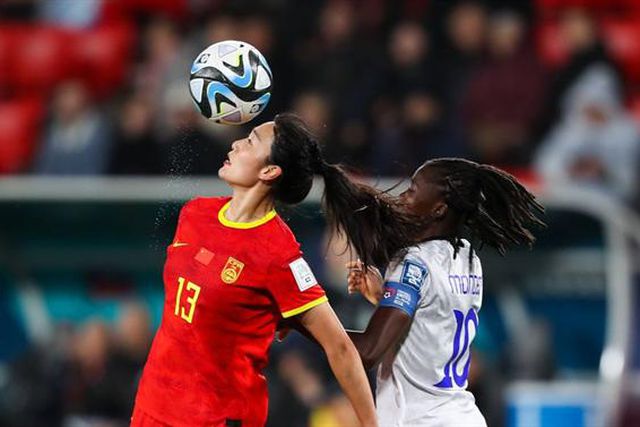 China resiste com dez e entra na corrida pelos ‘oitavos’