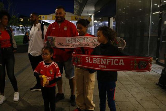 Nem o atraso nem o frio apagaram a paixão em Roterdão
