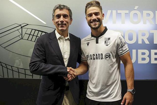 Oficial: Tomás Ribeiro reforça a defesa