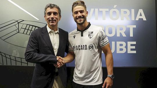 Oficial: Tomás Ribeiro reforça a defesa