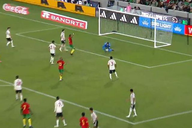 Incrível: Guarda-redes aos papéis e sofre golo caricato (vídeo)