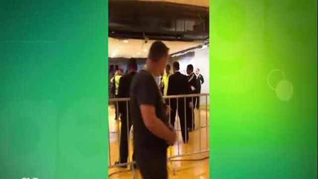 Abel Ferreira tira telemóvel a jornalista