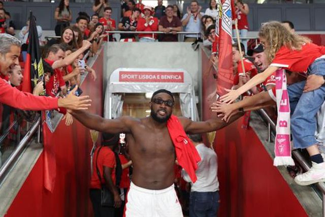 A chegada dos campeões à Luz para festejar o título com Rui Costa (vídeo)