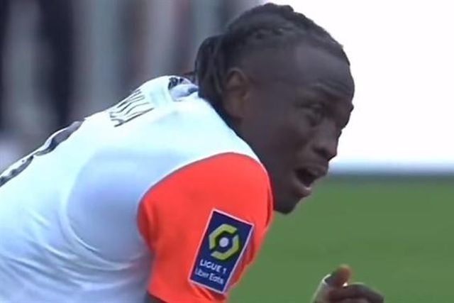 Arrepiante: soube da morte da mãe de manhã, quis jogar mas não aguentou a emoção (vídeo)