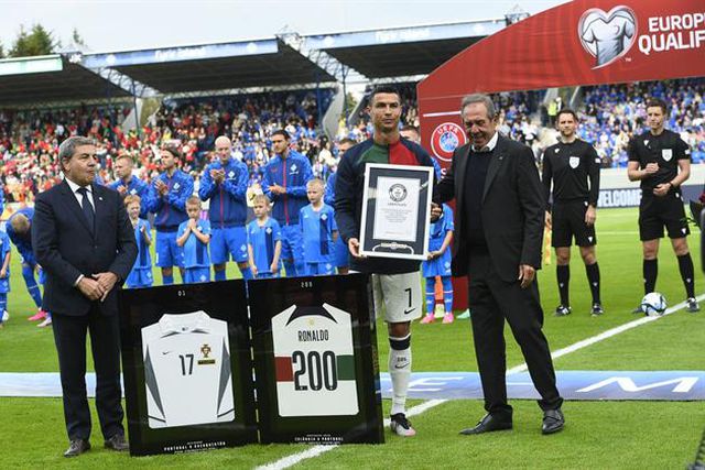 Planeta futebol presta tributo a CR200: «Inacreditável. Imparável. Inigualável»