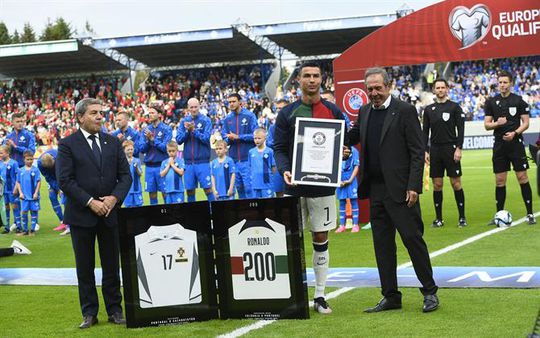 Planeta futebol presta tributo a CR200: «Inacreditável. Imparável. Inigualável»