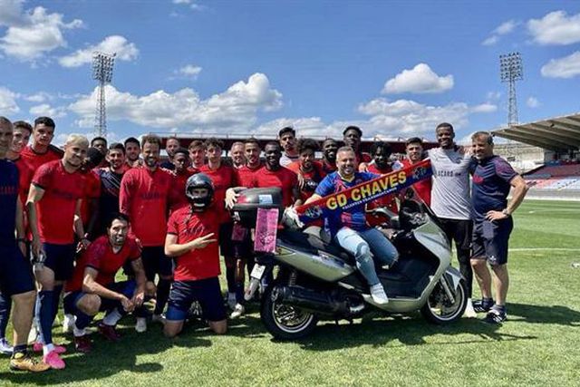 Adepto em Andorra paga promessa