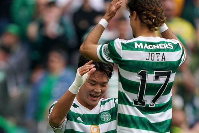 Jota assiste na consagração do Celtic com goleada (fotos)