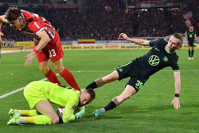 Wolfsburgo perde e abre porta da Europa ao Leverkusen