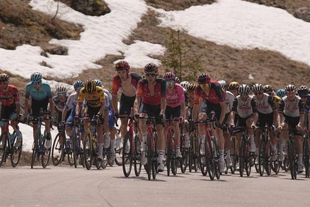 Giro: João Almeida perde tempo mas tem o pódio praticamente certo