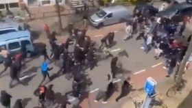 Confrontos entre adeptos antes do jogo entre AZ Alkmaar e West Ham (vídeo)