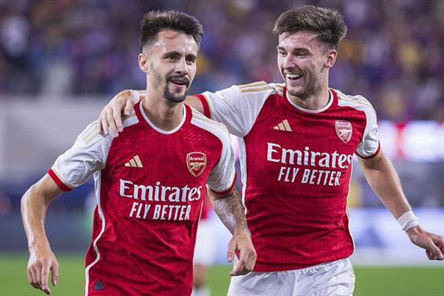 Golaço de Fábio Vieira a fechar ‘manita’ do Arsenal ao Barcelona (vídeo)