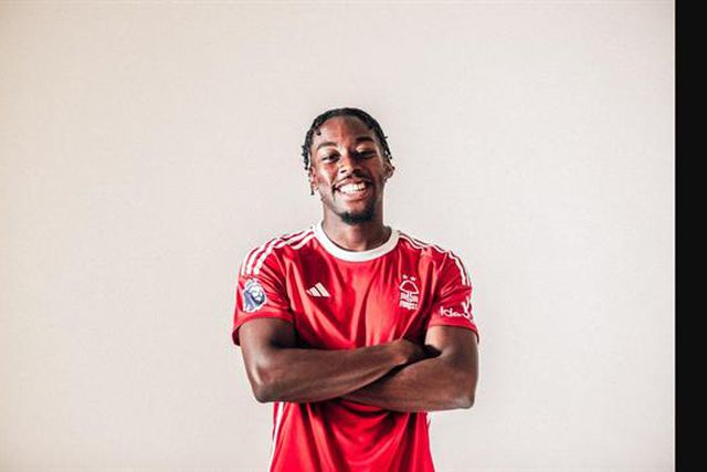 Oficial: Promessa sueca ruma ao Nottingham Forest