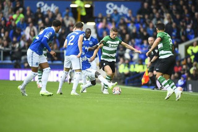 Leão perde com o Everton mas ganha cabedal