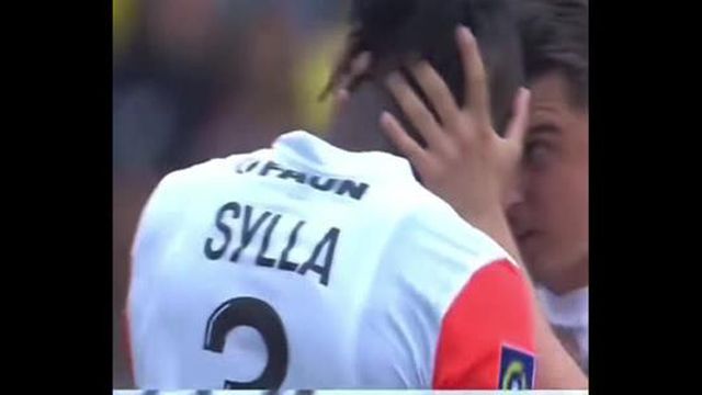 Arrepiante: soube da morte da mãe de manhã, quis jogar mas não aguentou a emoção em campo