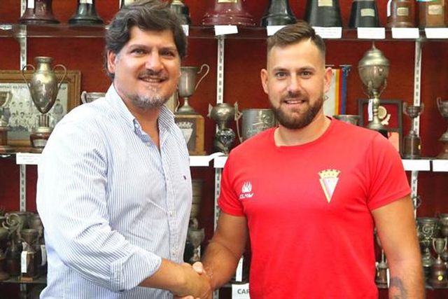 Nelson Pinhão renova contrato