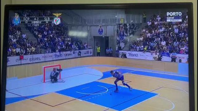 Caldo entornado! Adepto do FC Porto empurrou guarda-redes do Benfica e polícia teve de intervir